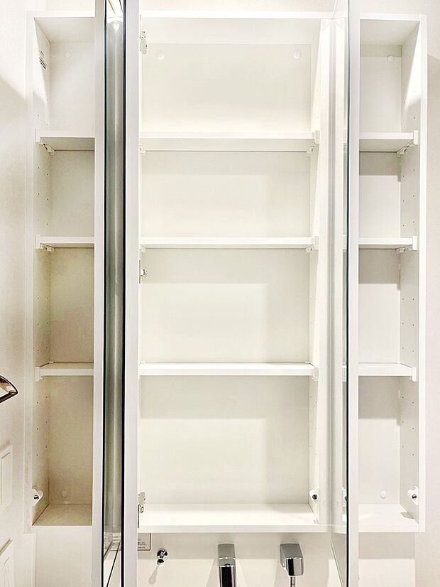 【三面鏡裏収納】三面鏡の裏に、化粧品や衛生用品などを収納可能。洗面台をすっきりと保ちます！