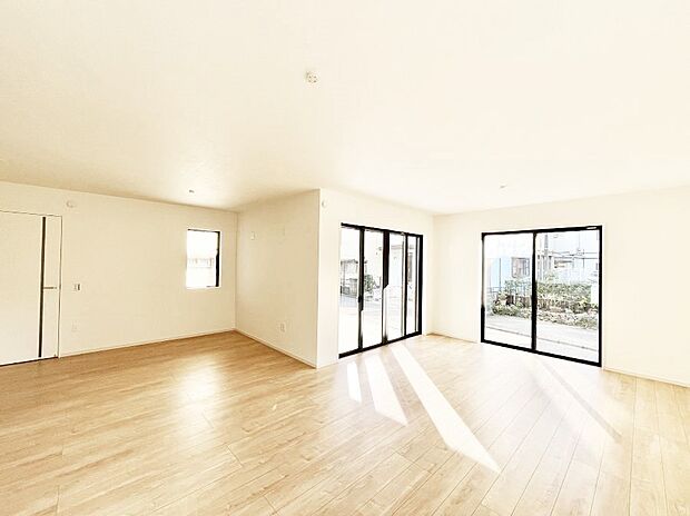 【リビングダイニング】大きな窓からたっぷりの陽光と風を感じられるリビング