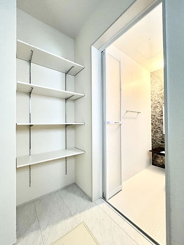 【リネンスペース】便利なリネン庫で、スッキリした使いやすい洗面室に  