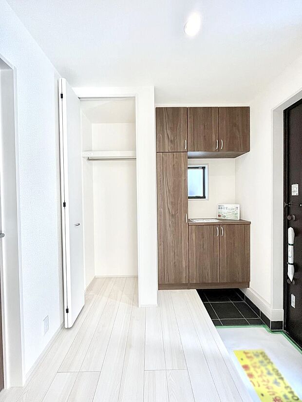 【玄関ホール収納】玄関ホール収納です。掃除道具やお出かけ用グッズの収納に便利です。