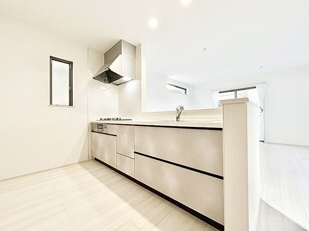 【ダイニングキッチン】料理をしながらご家族との会話を楽しめる対面カウンターキッチン