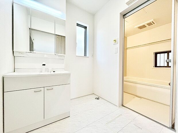 【脱衣場】清潔感ある洗面化粧室で朝の身支度も快適
