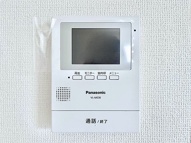 【TVモニター付きインターフォン】訪問者が一目でわかる安心のＴＶモニター付きインターホン。 