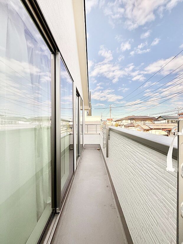 【バルコニー】ゆったりバルコニーだから沢山お洗濯ものを干せます。