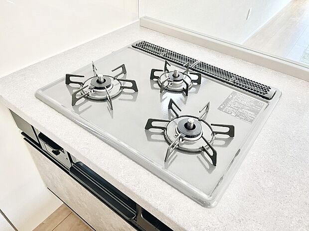 【Ｓｉセンサーコンロ】ガスコンロはＳｉセンサー搭載。火力調節や焦げ付き・消し忘れも防いでくれます。