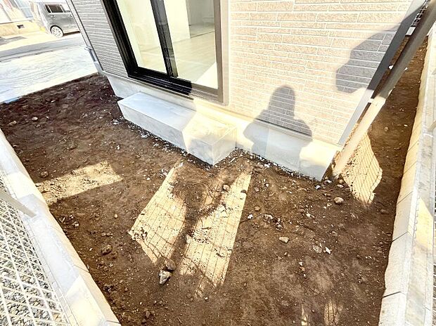 【庭】プランターを並べて季節のお花を楽しめるお庭付き。