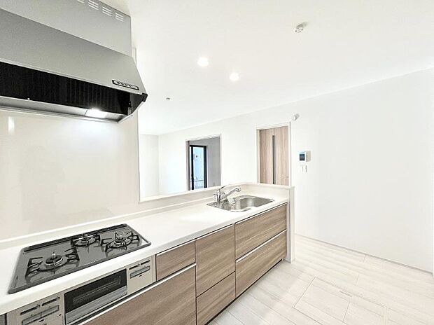 【ダイニングキッチン】料理をしながらでもご家族との会話を楽しめる対面キッチン