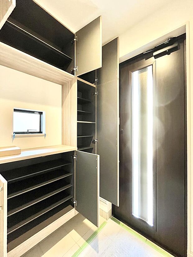 【シューズボックス】たっぷり収納できるシューズボックスで家族全員の靴も、玄関すっきり。