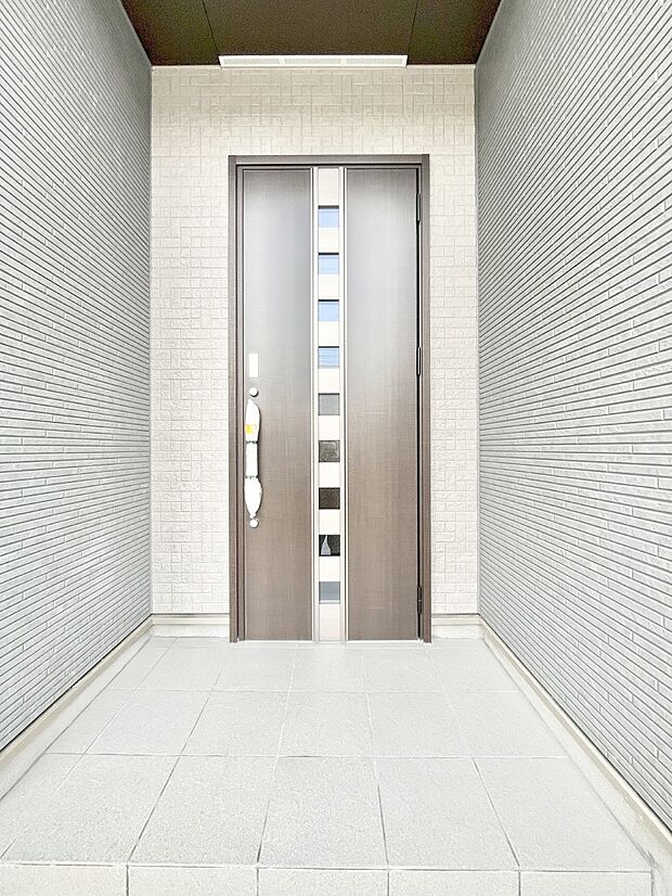 【玄関】大切な家族、来客を出迎える玄関。