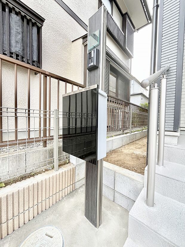 【その他現地】シンプルデザインのポスト。