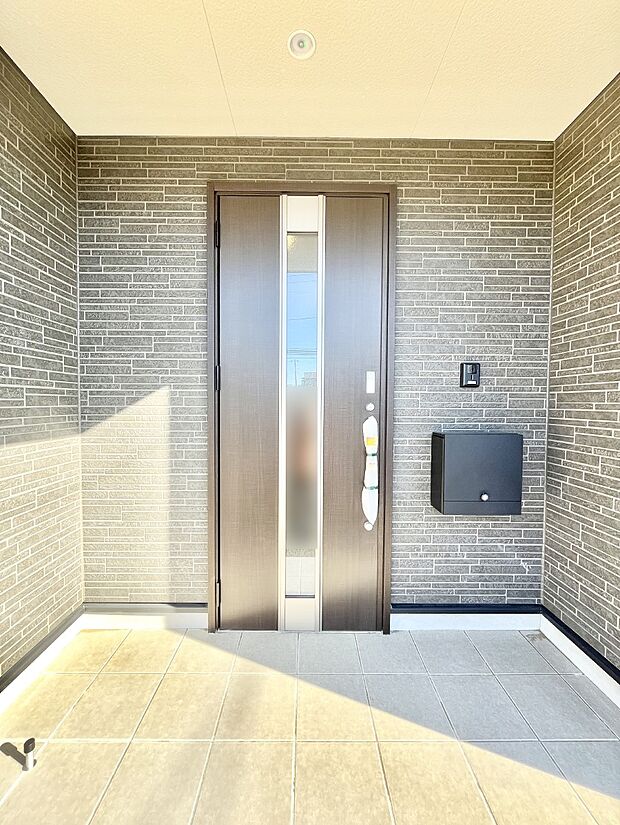 【玄関】玄関前は雨が降っても濡れにくい屋根付き