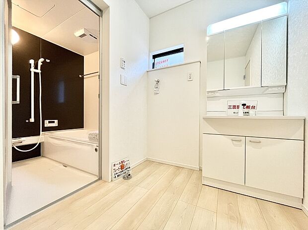 【脱衣場】清潔感ある洗面化粧室で朝の身支度も快適