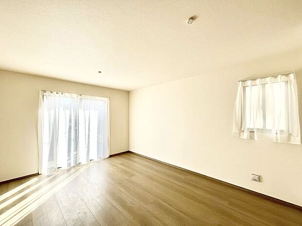 【ダイニング】大きな窓からたっぷりの陽光と風を感じられるリビング  