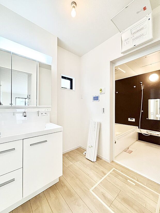 【脱衣場】清潔感ある洗面化粧室で朝の身支度も快適