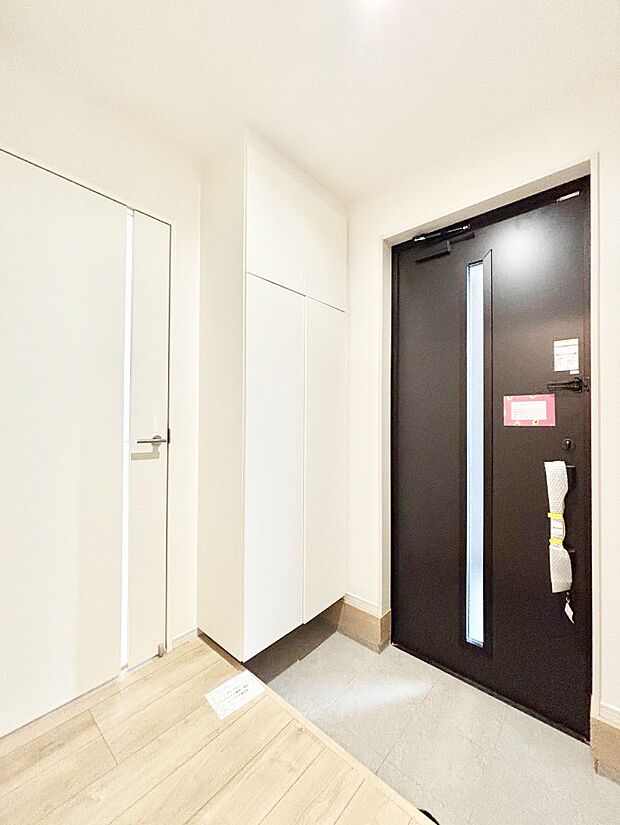 【玄関】家族の帰宅やお客様をあたたかく迎える玄関