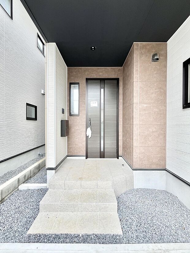 【玄関】玄関前は雨が降っても濡れにくい屋根付き