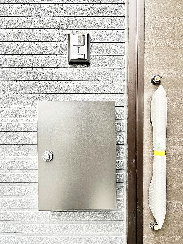 【その他現地】シンプルデザインのポスト。