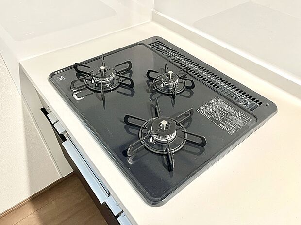 【Ｓｉセンサーコンロ】ガスコンロはＳｉセンサー搭載。火力調節や焦げ付き・消し忘れも防いでくれます。