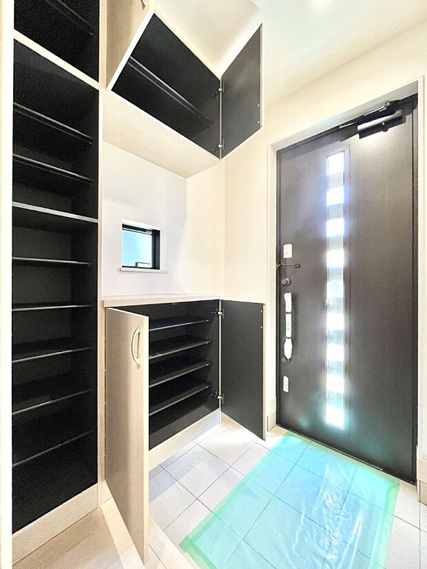 【シューズボックス】たっぷり収納できるシューズボックスで家族全員の靴も、玄関すっきり。