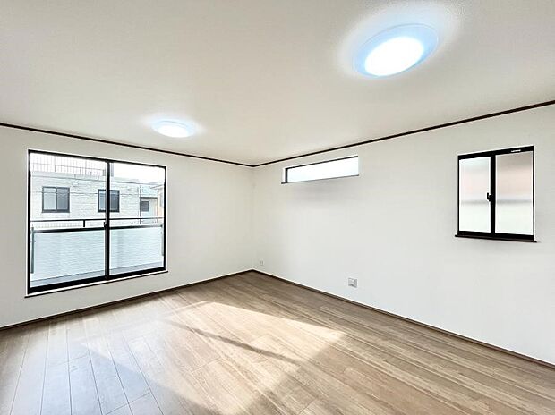 【リビングダイニング】大きな窓からたっぷりの陽光と風を感じられるリビング