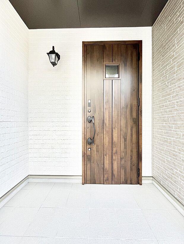 【玄関】大切な家族、来客を出迎える玄関。