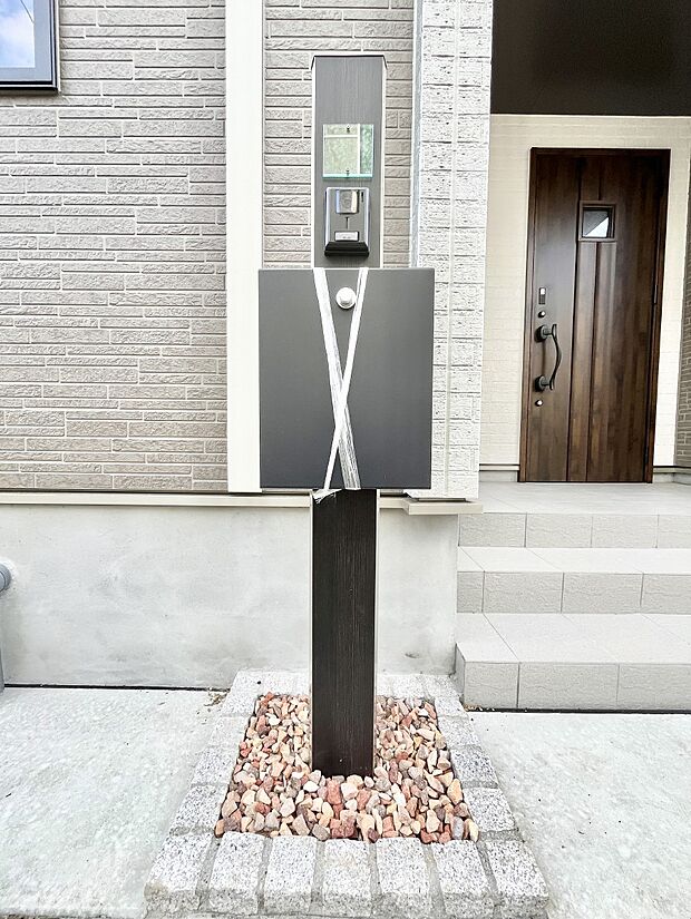 【その他現地】表札・インターホン・ポストをひとつに集約。エントランスになじむシンプルデザイン。