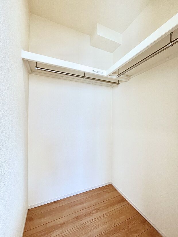 【ウォークインクローゼット】ウォークインクローゼット付きで生活空間を広く利用できます。
