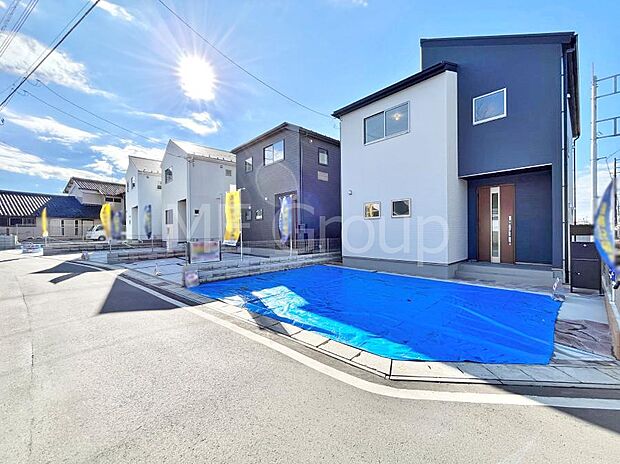 【前面道路含む現地写真】角地なので日当たりも良く、お家が堂々として見えます。