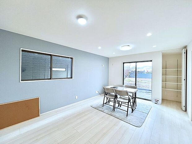 【リビングダイニング】大きな窓からたっぷりの陽光と風を感じられるリビング