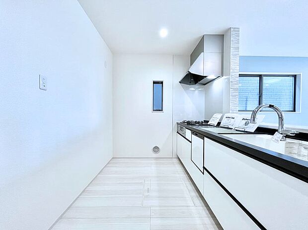 【ダイニングキッチン】爽やかな風が通り抜けるキッチン。窓があるので明るく換気にも役立ちます。