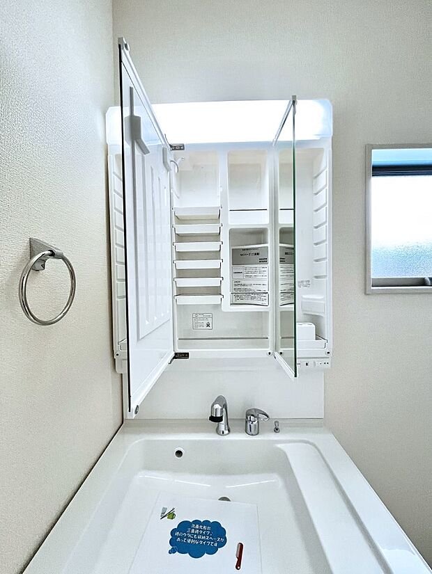 【三面鏡裏収納】三面鏡の裏に、化粧品や衛生用品などを収納可能。洗面台をすっきりと保ちます！