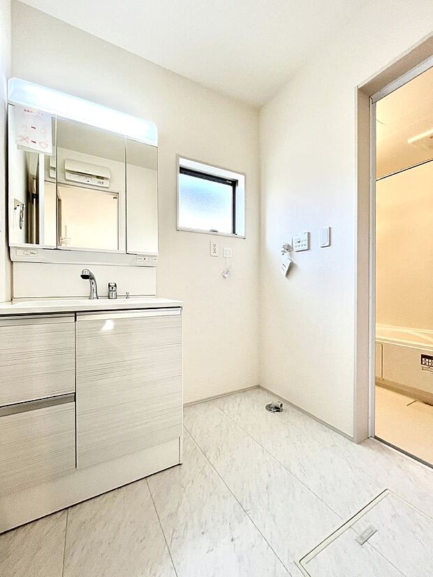 【脱衣場】清潔感のある快適空間です。毎日の身支度も気持ち良くお使い頂けます。 