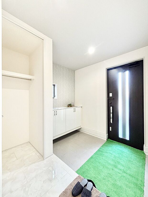 【玄関】明るい玄関はお客様をお出迎えするのにぴったりです！