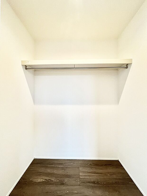【ウォークインクローゼット】衣類をハンガーに掛けたまま収納できるWIC。衣類の整理整頓がしやすくて便利です！