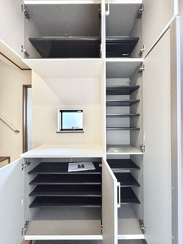 【玄関】天井まである玄関収納で、家族全員の靴もすっきり収納！