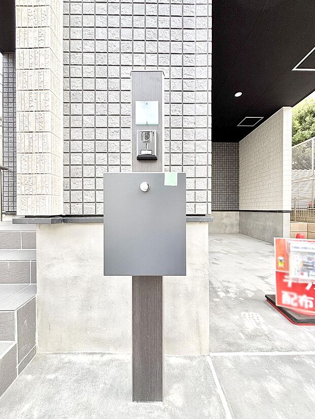 【その他現地】シンプルデザインのポスト。