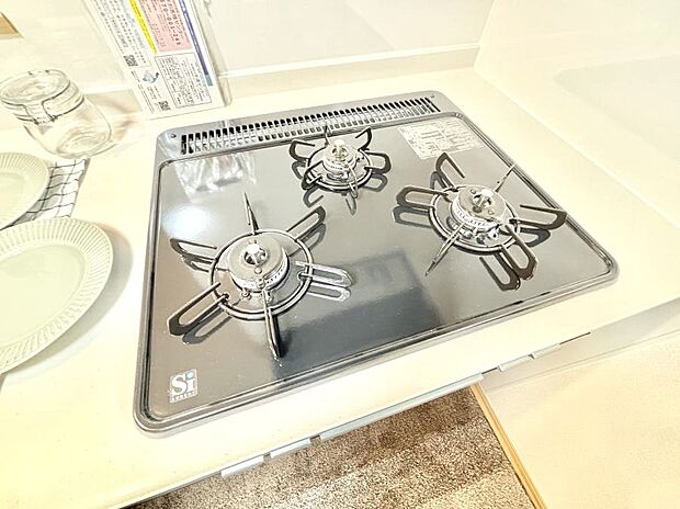 【Ｓｉセンサーコンロ】ガスコンロはＳｉセンサー搭載。火力調節や焦げ付き・消し忘れも防いでくれます。