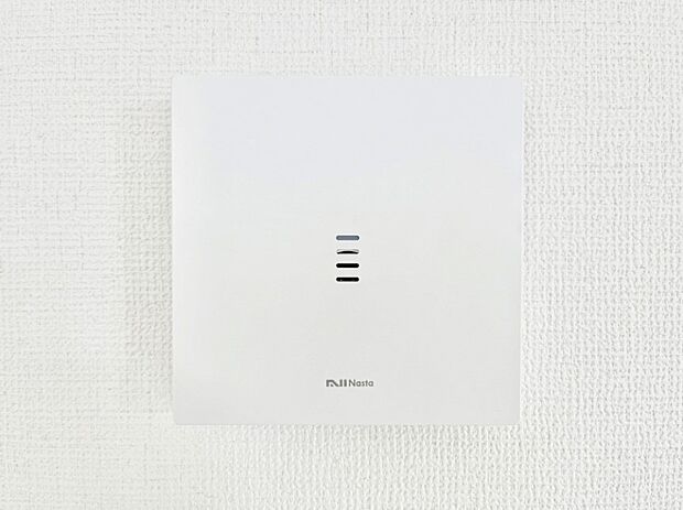 【TVモニター付きインターフォン】ナスタのインターホンでは、通常の来客用に加え、宅配業者向けの専用ボタンを設けた2ボタン式インターホンです。