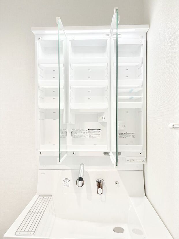 【三面鏡裏収納】三面鏡の裏に、化粧品や衛生用品などを収納可能。洗面台をすっきりと保ちます！