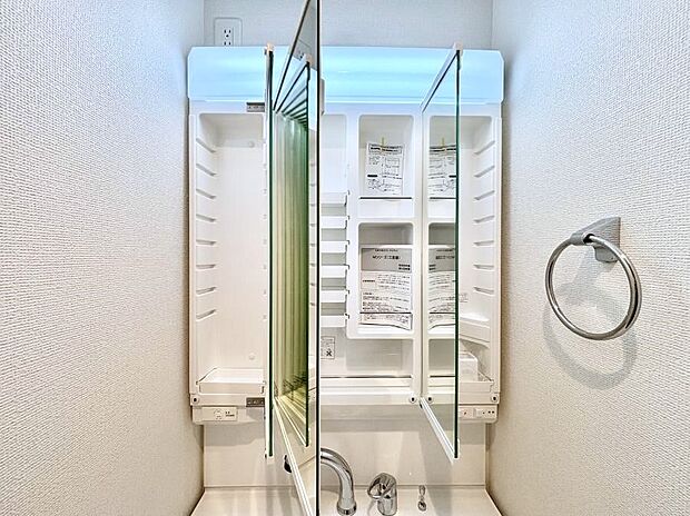 【三面鏡裏収納】三面鏡の裏に、化粧品や衛生用品などを収納可能。洗面台をすっきりと保ちます！