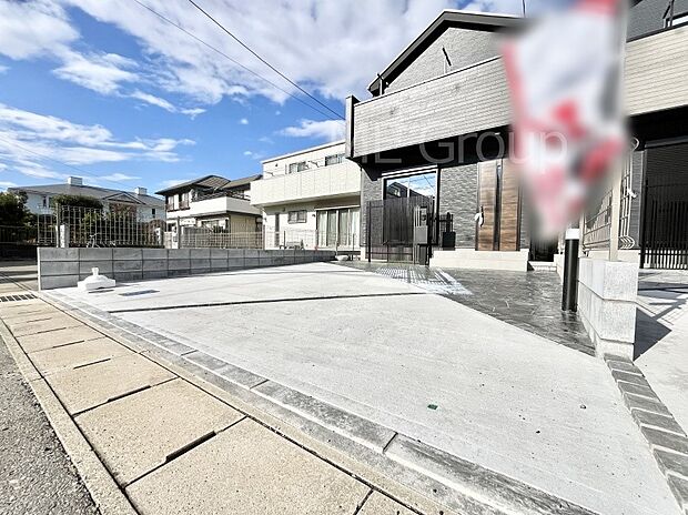 【駐車場】2台(車種による)駐車可!ご家族みんなの自転車も置ける広々カースペース。