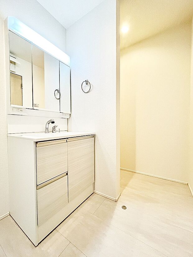 【脱衣場】洗面所はゆとりのあるスペースで、身支度や入浴後のスキンケアも心に余裕をもってできそうです。