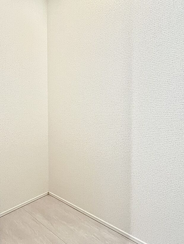 【洗面台・洗面所】リネンス庫がありタオル類や洗剤などストックを収納するのに便利です。