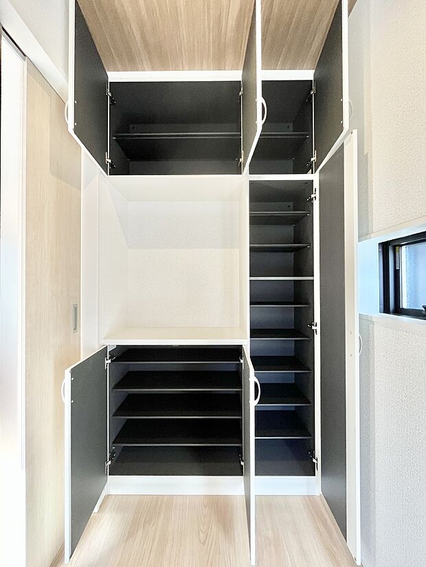 【シューズボックス】玄関をスッキリ・清潔に見せる豊富な収納スペースです。