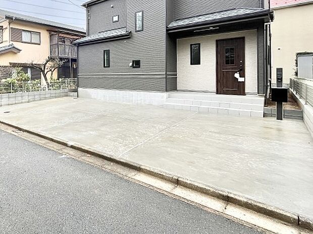 【駐車場】たっぷりの陽光と開放感に包まれる明るい住まい