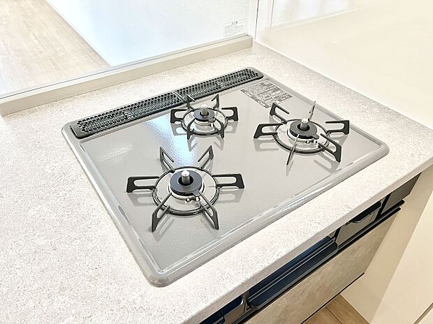 【Siセンサーコンロ】ガスコンロはSiセンサー搭載。火力調節や焦げ付き・消し忘れも防いでくれます。