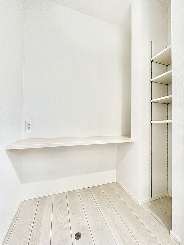 【洗面台・洗面所】洗面所にはカウンターや可動棚を完備しています