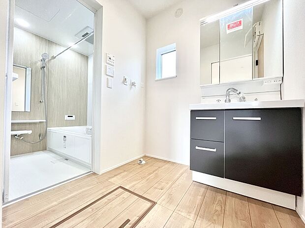 【脱衣場】清潔感のある快適空間です。毎日の身支度も気持ち良くお使い頂けます。