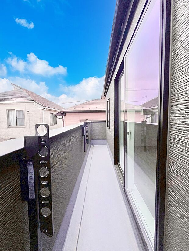 【バルコニー】気持ちよい陽光と風を感じられます