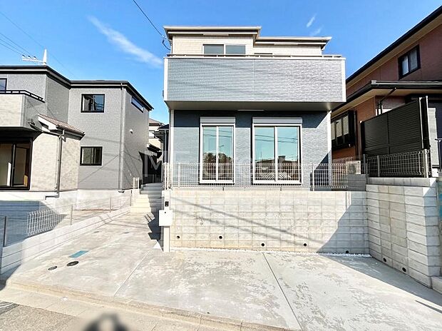 【現地外観写真】洗練された外観、上質な住空間が広がる室内は永く安心して過ごせる住居です。